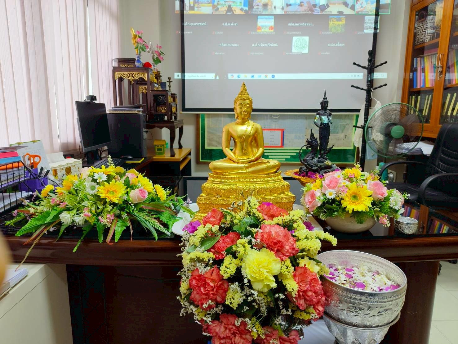 title - ส.ป.ก.สตูล ร่วมสรงน้ำพระพุทธรูป และรดน้ำขอพรผู้บริหาร ส.ป.ก. ผ่านออนไลน์ เนื่องในประเพณีวันสงกรานต์ ประจำปี 2569 บรรยากาศเต็มไปด้วยความชื่นมื่นชุ่มฉ่ำ